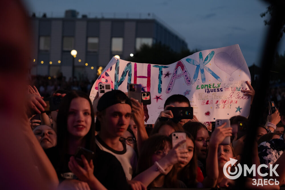 Анна Плетнёва спела для омичей в парке "Вокруг света". Фото: Елизавета Медведева