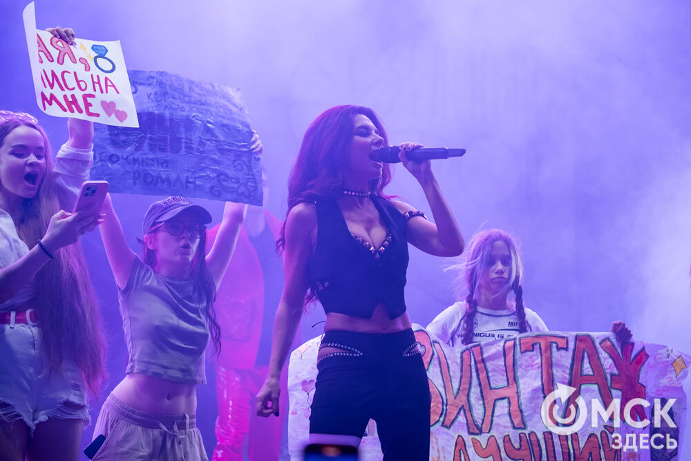 Анна Плетнёва спела для омичей в парке "Вокруг света". Фото: Елизавета Медведева