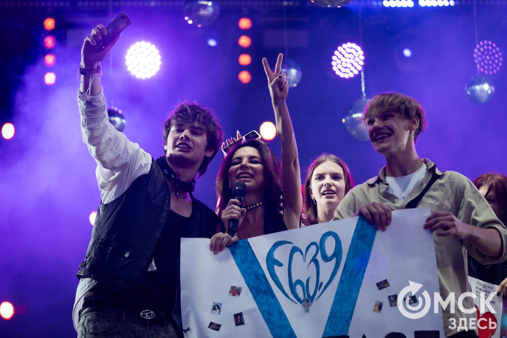 Анна Плетнёва спела для омичей в парке "Вокруг света". Фото: Елизавета Медведева