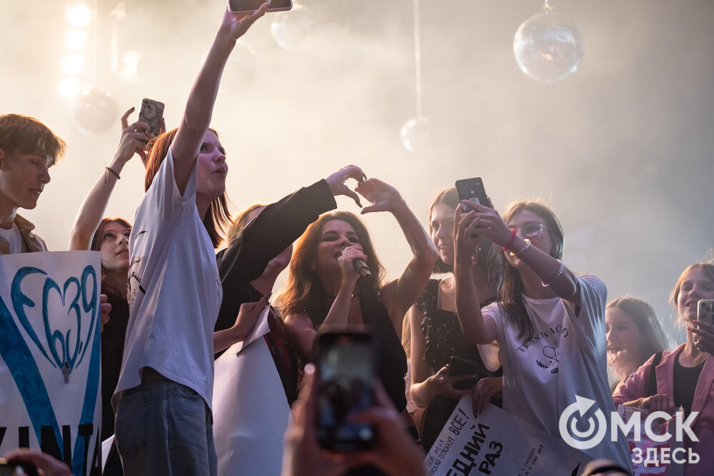 Анна Плетнёва спела для омичей в парке "Вокруг света". Фото: Елизавета Медведева