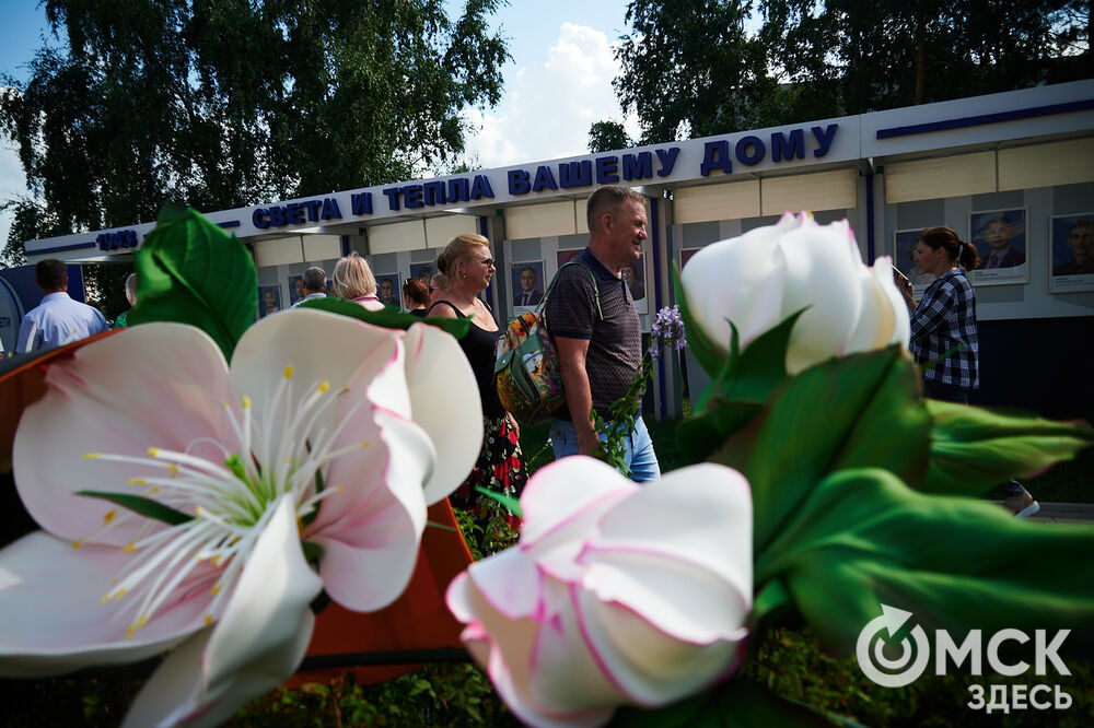В скверах Выставочный и Воскресенский открылась 73-я выставка зелёного строительства, цветоводства и садоводства "Флора". Фото: Илья Петров