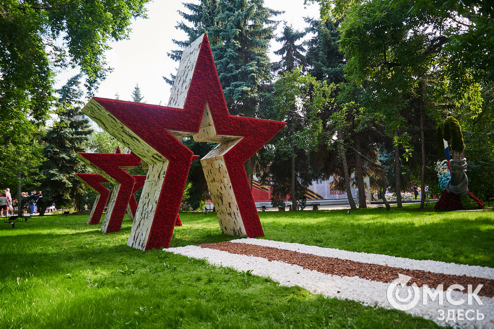 В скверах Выставочный и Воскресенский открылась 73-я выставка зелёного строительства, цветоводства и садоводства "Флора". Фото: Илья Петров