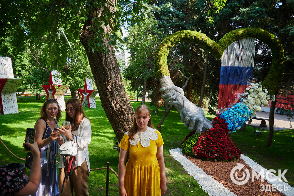 В скверах Выставочный и Воскресенский открылась 73-я выставка зелёного строительства, цветоводства и садоводства "Флора". Фото: Илья Петров