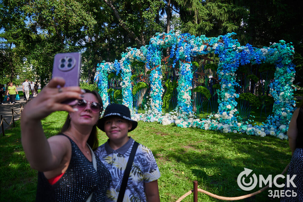 В скверах Выставочный и Воскресенский открылась 73-я выставка зелёного строительства, цветоводства и садоводства "Флора". Фото: Илья Петров