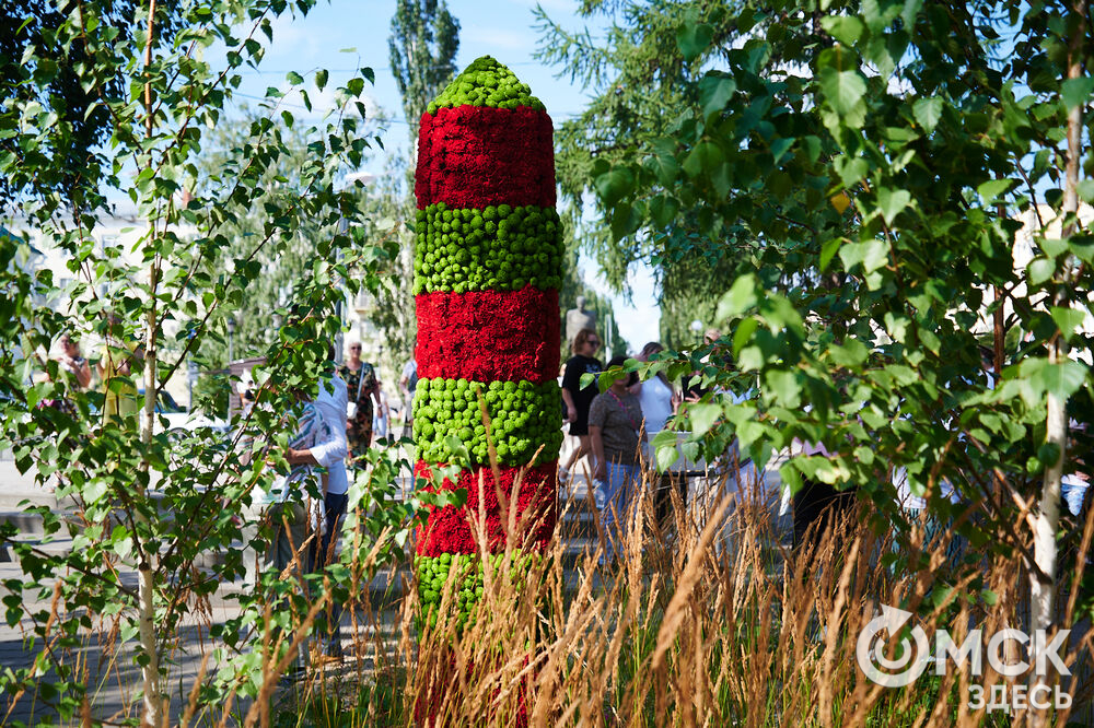 В скверах Выставочный и Воскресенский открылась 73-я выставка зелёного строительства, цветоводства и садоводства "Флора". Фото: Илья Петров