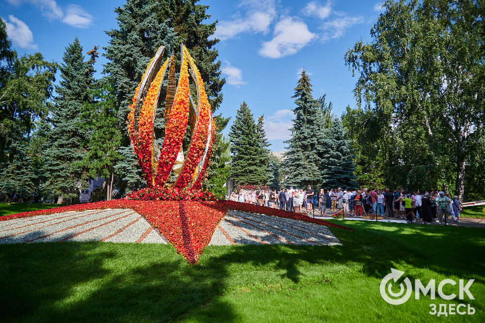 В скверах Выставочный и Воскресенский открылась 73-я выставка зелёного строительства, цветоводства и садоводства "Флора". Фото: Илья Петров
