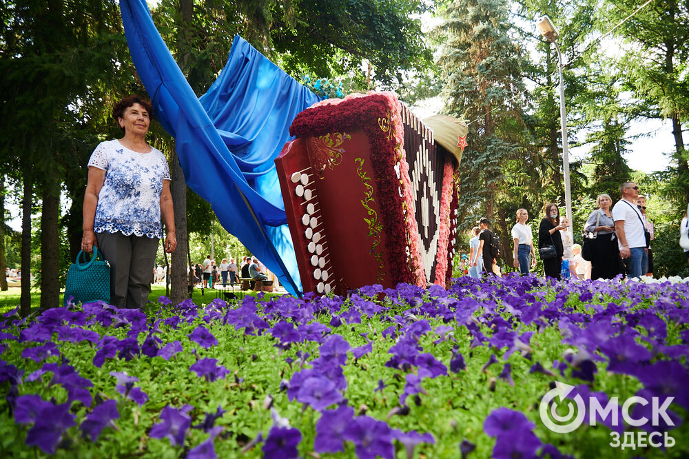 В скверах Выставочный и Воскресенский открылась 73-я выставка зелёного строительства, цветоводства и садоводства "Флора". Фото: Илья Петров