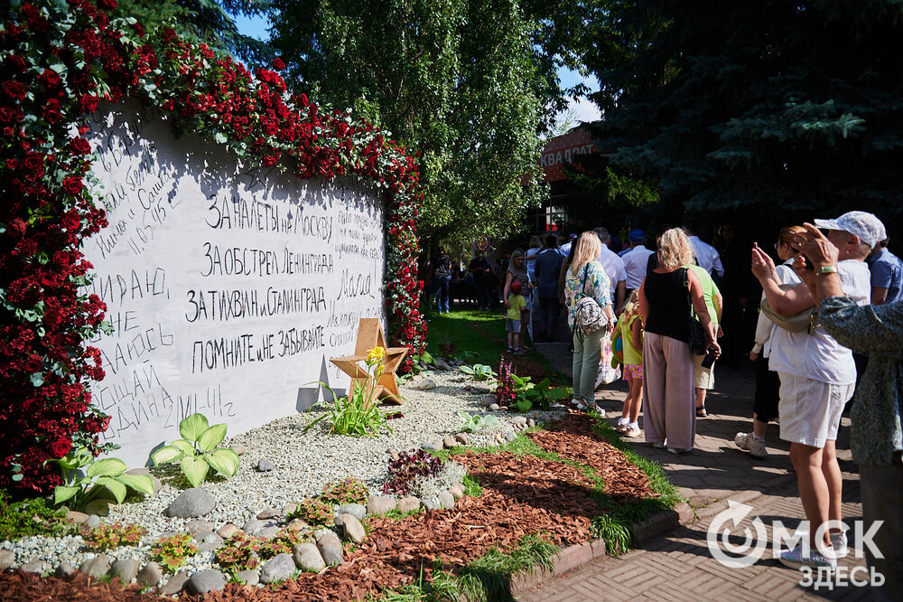 В скверах Выставочный и Воскресенский открылась 73-я выставка зелёного строительства, цветоводства и садоводства "Флора". Фото: Илья Петров