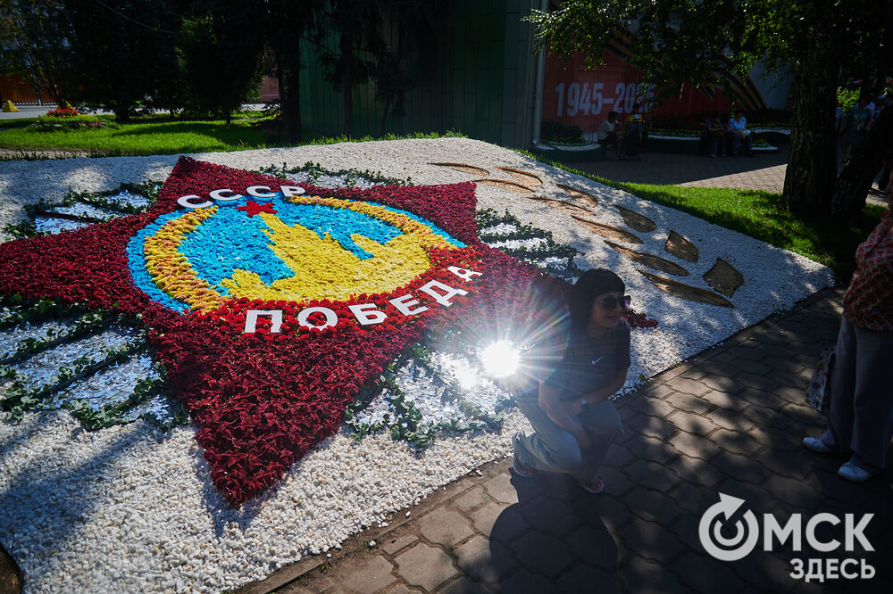 В скверах Выставочный и Воскресенский открылась 73-я выставка зелёного строительства, цветоводства и садоводства "Флора". Фото: Илья Петров