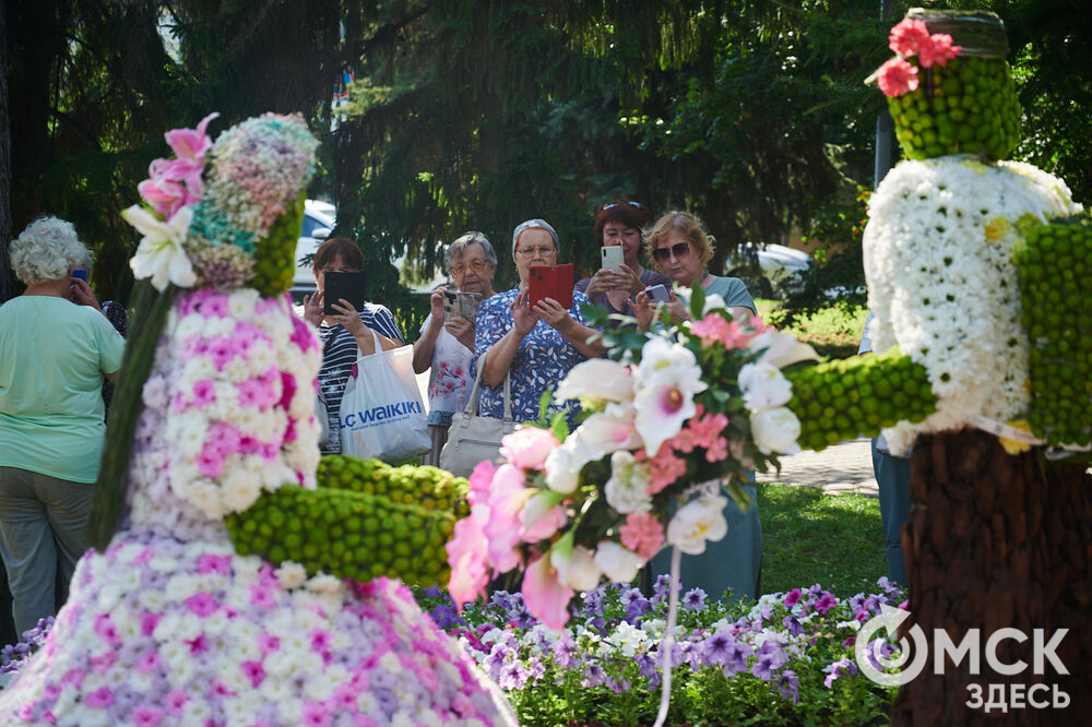 В скверах Выставочный и Воскресенский открылась 73-я выставка зелёного строительства, цветоводства и садоводства "Флора". Фото: Илья Петров