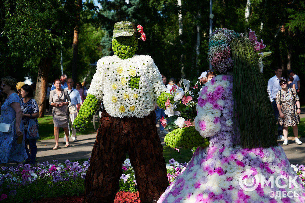 В скверах Выставочный и Воскресенский открылась 73-я выставка зелёного строительства, цветоводства и садоводства "Флора". Фото: Илья Петров