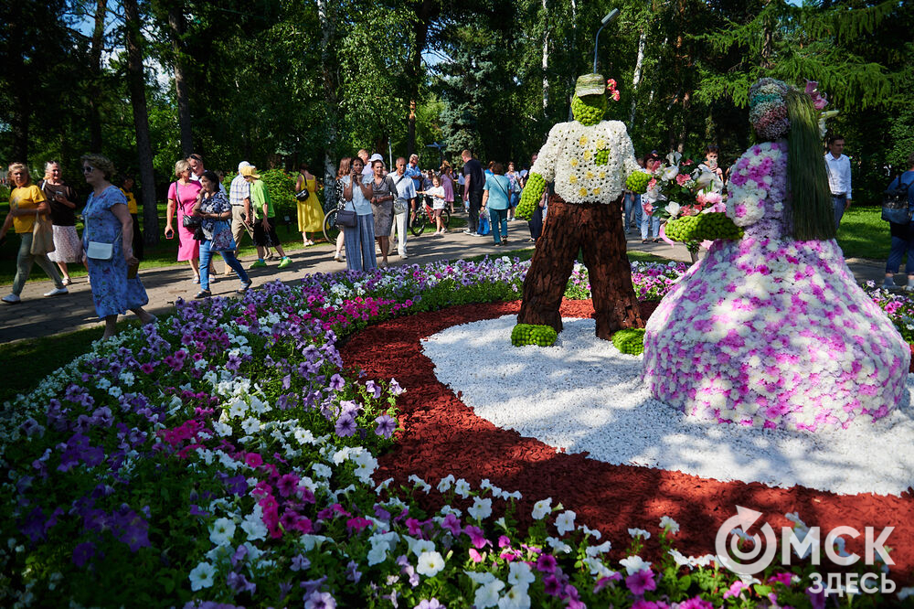 В скверах Выставочный и Воскресенский открылась 73-я выставка зелёного строительства, цветоводства и садоводства "Флора". Фото: Илья Петров