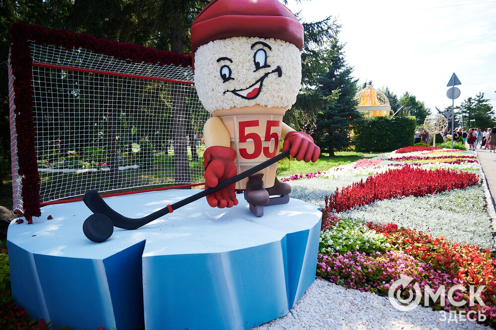 В скверах Выставочный и Воскресенский открылась 73-я выставка зелёного строительства, цветоводства и садоводства "Флора". Фото: Илья Петров