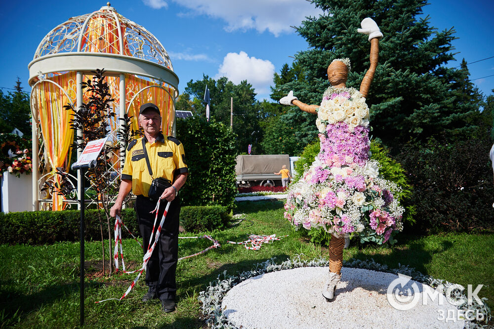 В скверах Выставочный и Воскресенский открылась 73-я выставка зелёного строительства, цветоводства и садоводства "Флора". Фото: Илья Петров