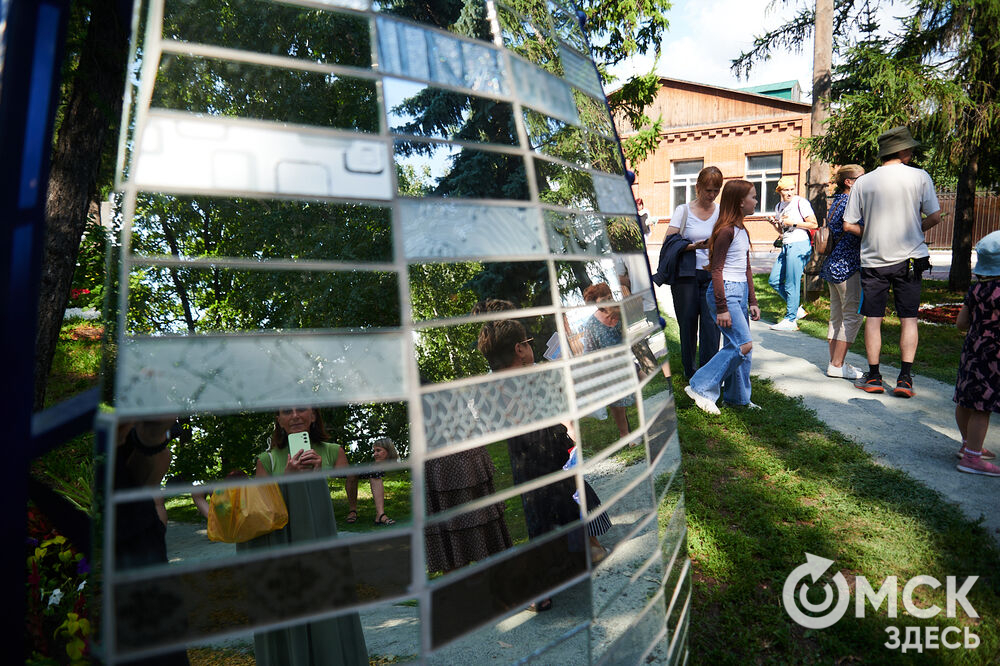 В скверах Выставочный и Воскресенский открылась 73-я выставка зелёного строительства, цветоводства и садоводства "Флора". Фото: Илья Петров