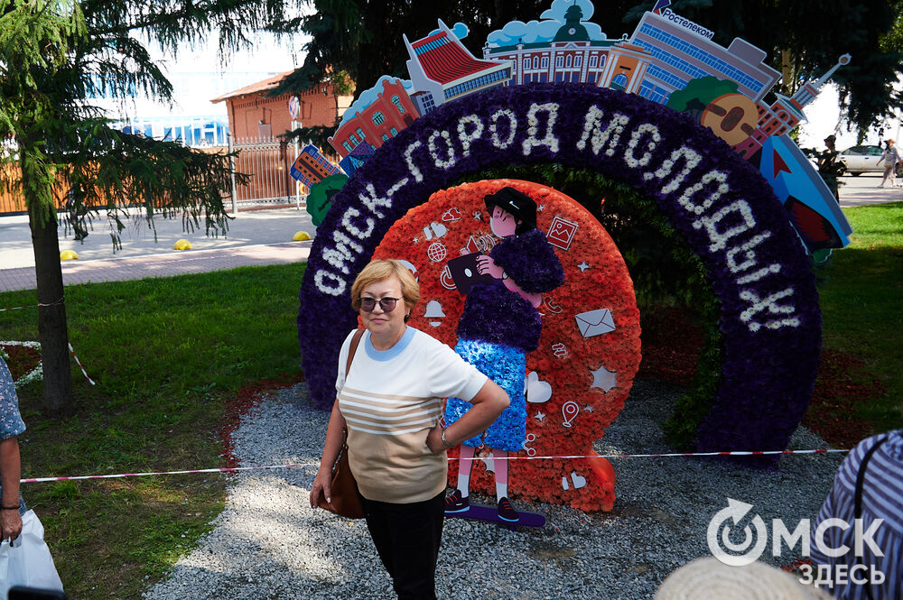 В скверах Выставочный и Воскресенский открылась 73-я выставка зелёного строительства, цветоводства и садоводства "Флора". Фото: Илья Петров