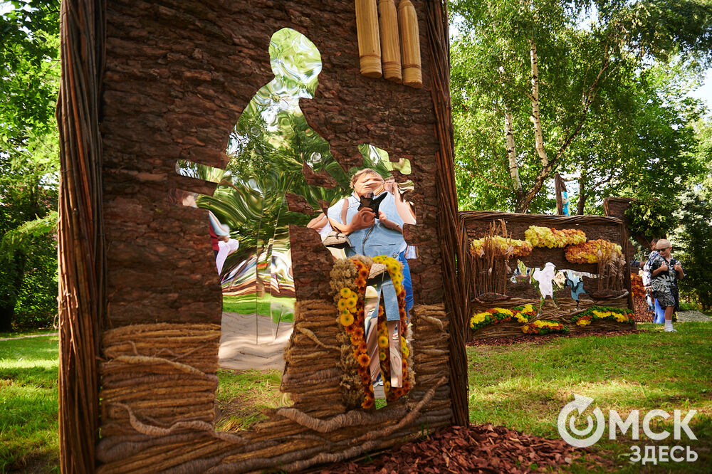 В скверах Выставочный и Воскресенский открылась 73-я выставка зелёного строительства, цветоводства и садоводства "Флора". Фото: Илья Петров