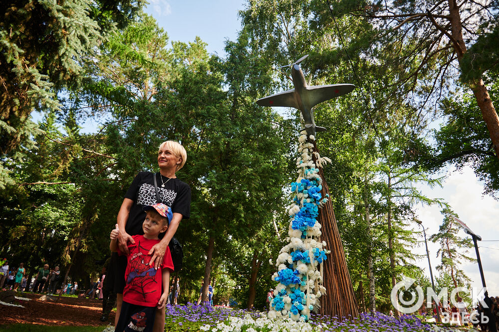 В скверах Выставочный и Воскресенский открылась 73-я выставка зелёного строительства, цветоводства и садоводства "Флора". Фото: Илья Петров