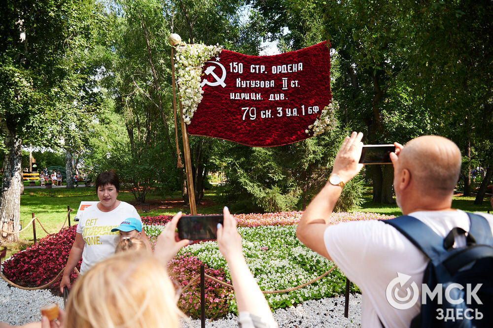 В скверах Выставочный и Воскресенский открылась 73-я выставка зелёного строительства, цветоводства и садоводства "Флора". Фото: Илья Петров