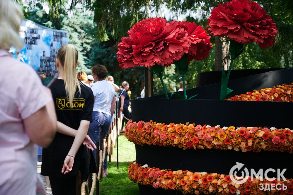 В скверах Выставочный и Воскресенский открылась 73-я выставка зелёного строительства, цветоводства и садоводства "Флора". Фото: Илья Петров