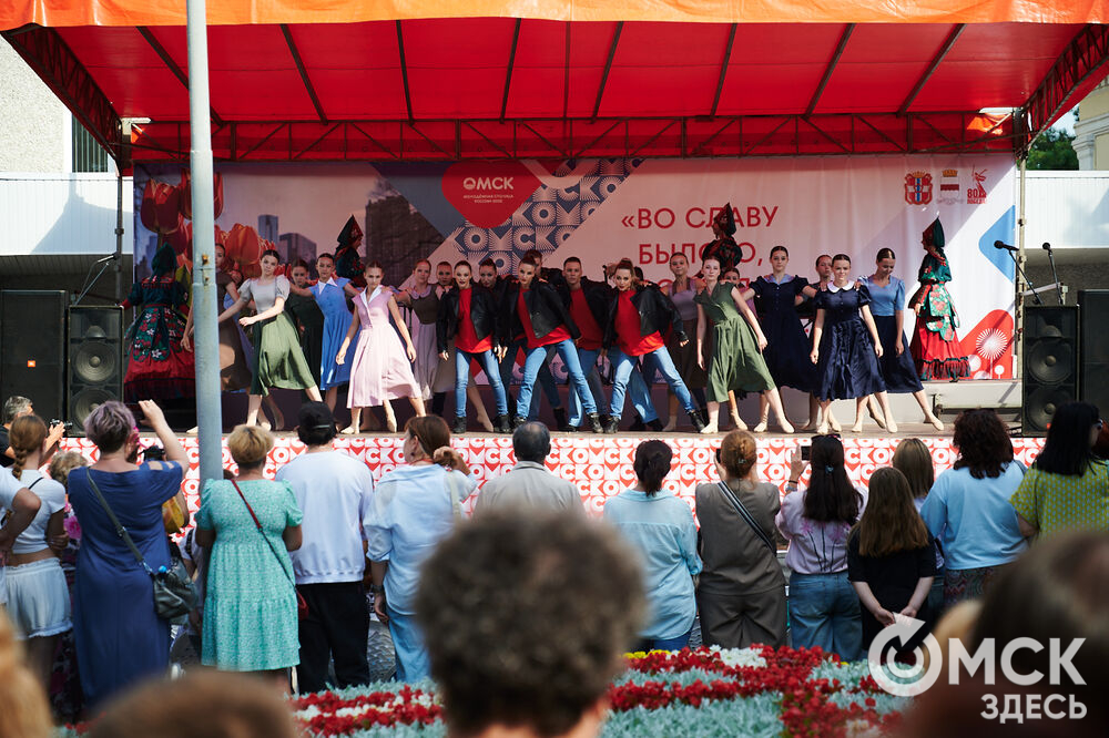 В скверах Выставочный и Воскресенский открылась 73-я выставка зелёного строительства, цветоводства и садоводства "Флора". Фото: Илья Петров