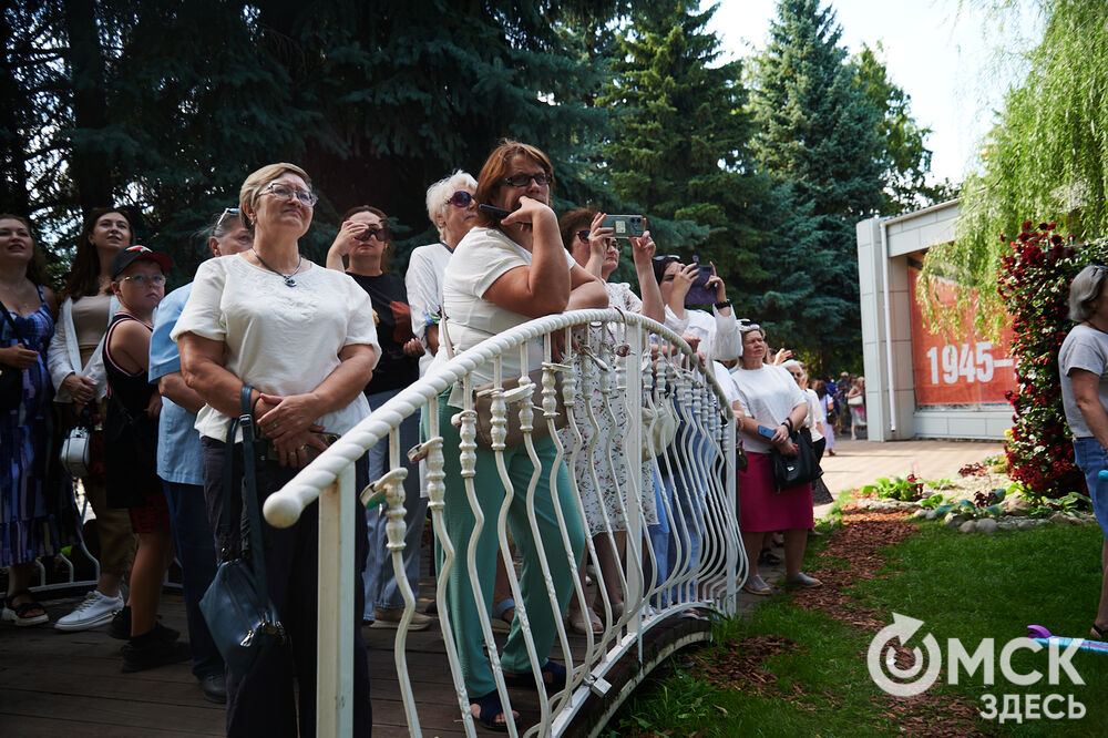 В скверах Выставочный и Воскресенский открылась 73-я выставка зелёного строительства, цветоводства и садоводства "Флора". Фото: Илья Петров