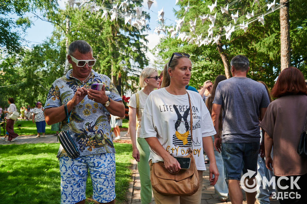 В скверах Выставочный и Воскресенский открылась 73-я выставка зелёного строительства, цветоводства и садоводства "Флора". Фото: Илья Петров