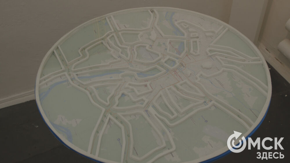 В галерее "ООО "Водопад" открылась экспозиция с названием "Красивая выставка про Омск" (18+).