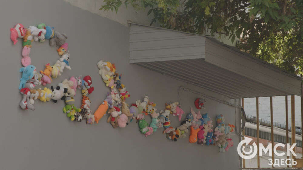 В галерее "ООО "Водопад" открылась экспозиция с названием "Красивая выставка про Омск" (18+).