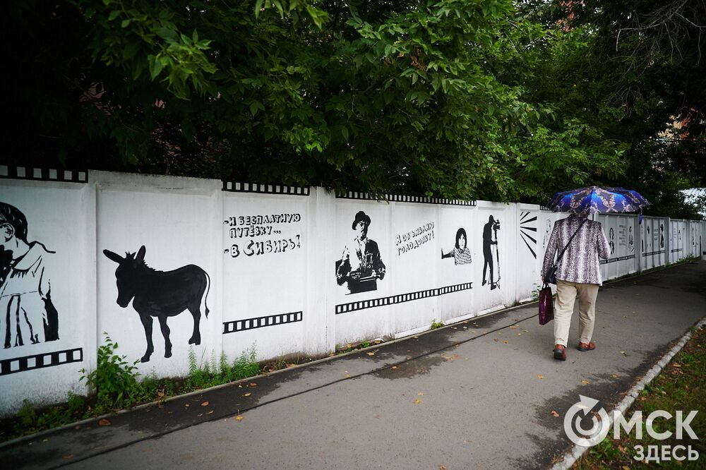 Чёрно-белые изображения появляются рядом с "Киновидеоцентром". Фото: Илья Петров