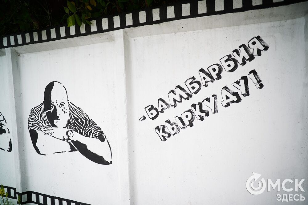 Чёрно-белые изображения появляются рядом с "Киновидеоцентром". Фото: Илья Петров