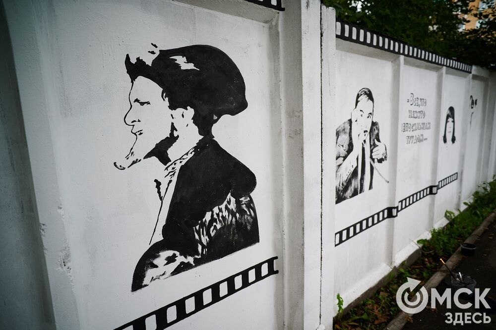 Чёрно-белые изображения появляются рядом с "Киновидеоцентром". Фото: Илья Петров