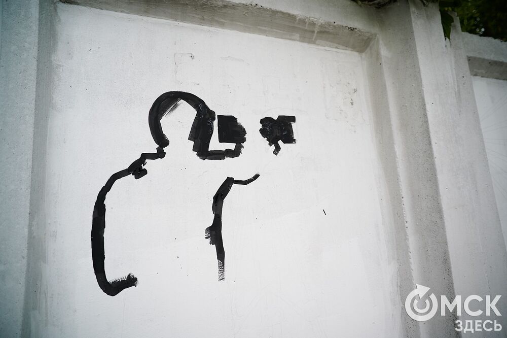 Чёрно-белые изображения появляются рядом с "Киновидеоцентром". Фото: Илья Петров