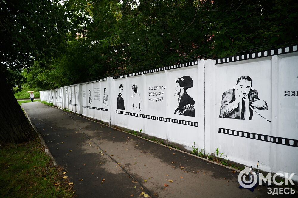 Чёрно-белые изображения появляются рядом с "Киновидеоцентром". Фото: Илья Петров