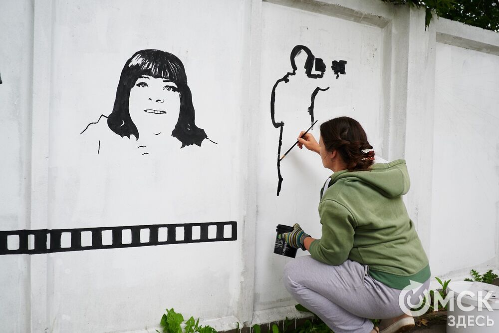 Чёрно-белые изображения появляются рядом с "Киновидеоцентром". Фото: Илья Петров