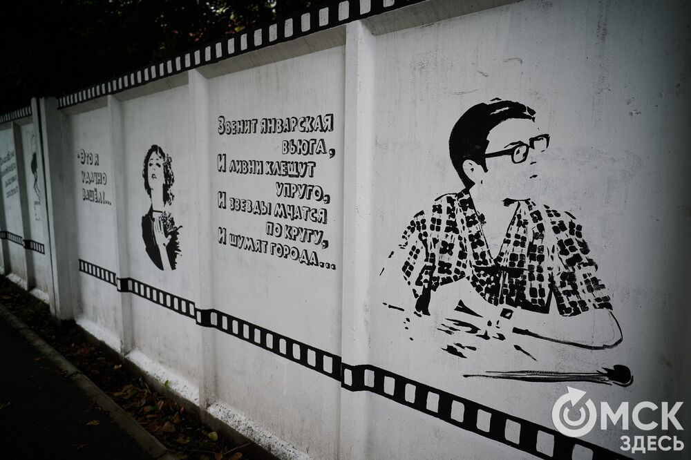 Чёрно-белые изображения появляются рядом с "Киновидеоцентром". Фото: Илья Петров