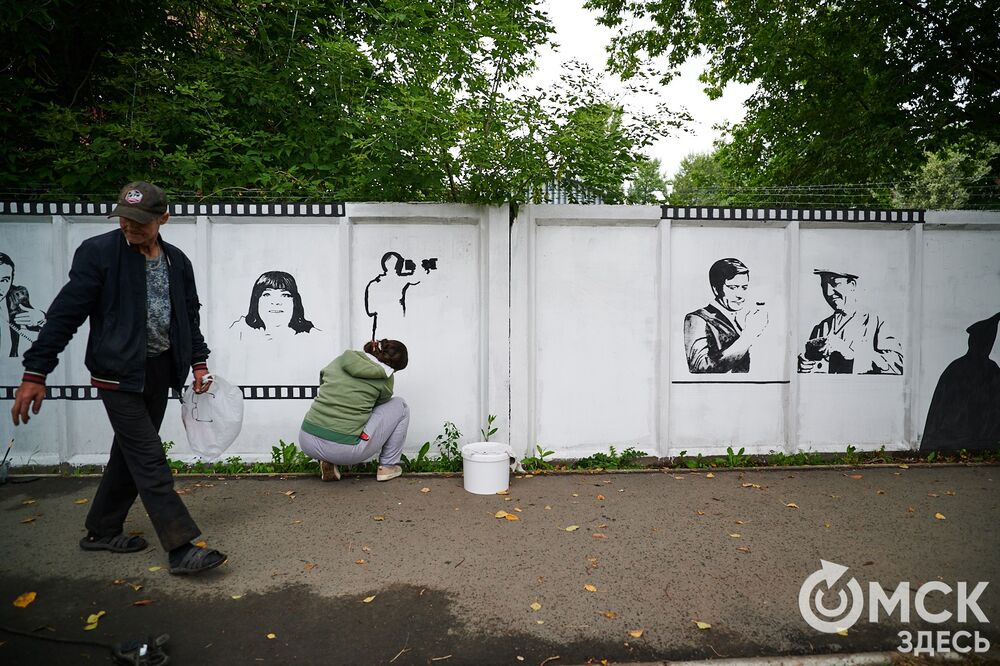 Чёрно-белые изображения появляются рядом с "Киновидеоцентром". Фото: Илья Петров