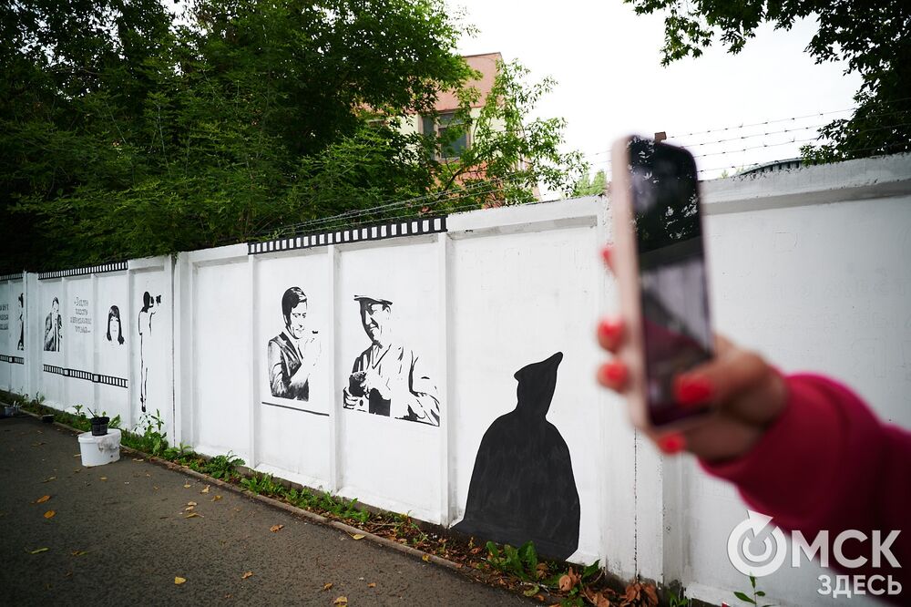 Чёрно-белые изображения появляются рядом с "Киновидеоцентром". Фото: Илья Петров