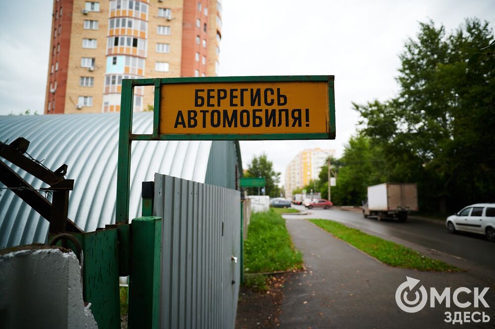 Чёрно-белые изображения появляются рядом с "Киновидеоцентром". Фото: Илья Петров