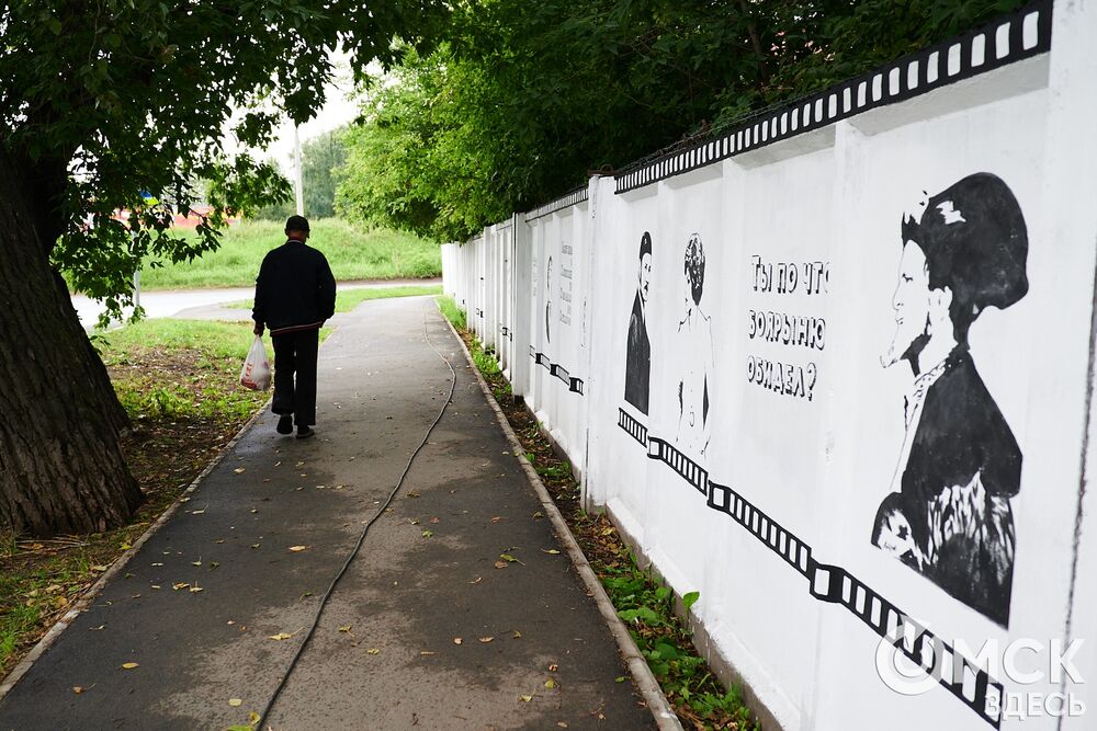 Чёрно-белые изображения появляются рядом с "Киновидеоцентром". Фото: Илья Петров