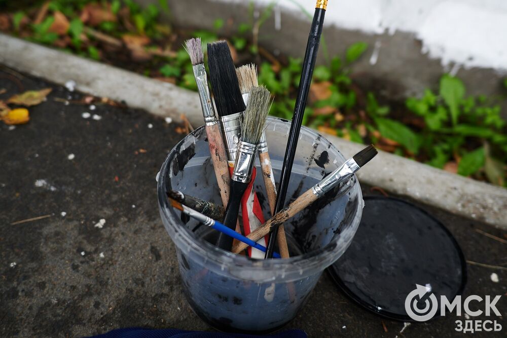 Чёрно-белые изображения появляются рядом с "Киновидеоцентром". Фото: Илья Петров