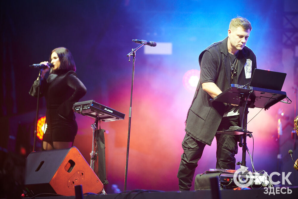 Летним вечером омичи собрались на концерт известного певца NЮ . Разогреть публику перед выступлением звезды вышел омский музыкальный проект DaMaxX &amp; Kate Fameli. Фото: Илья Петров