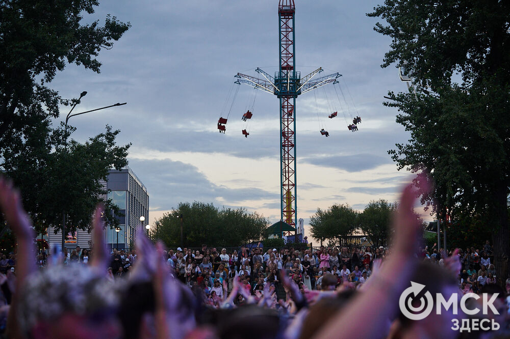 Летним вечером омичи собрались на концерт известного певца NЮ . Разогреть публику перед выступлением звезды вышел омский музыкальный проект DaMaxX &amp; Kate Fameli. Фото: Илья Петров