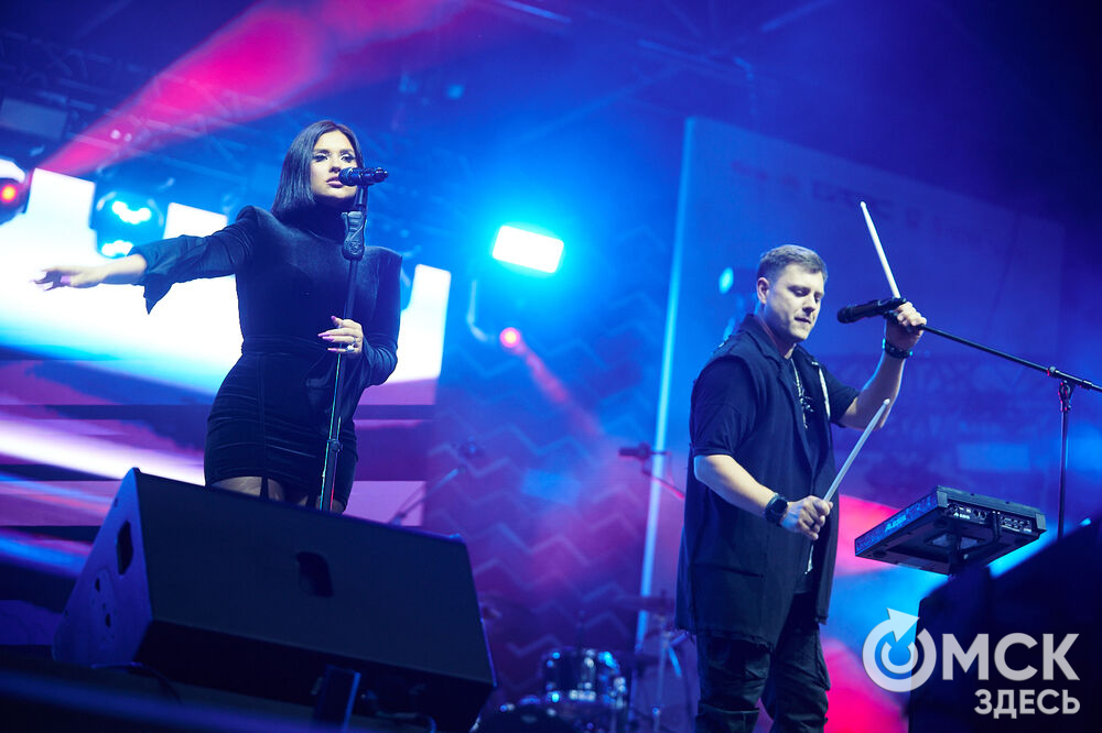 Летним вечером омичи собрались на концерт известного певца NЮ . Разогреть публику перед выступлением звезды вышел омский музыкальный проект DaMaxX &amp; Kate Fameli. Фото: Илья Петров