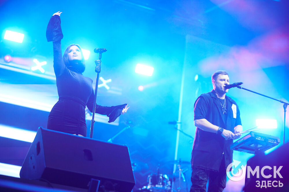 Летним вечером омичи собрались на концерт известного певца NЮ . Разогреть публику перед выступлением звезды вышел омский музыкальный проект DaMaxX &amp; Kate Fameli. Фото: Илья Петров