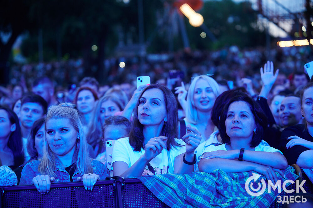 Летним вечером омичи собрались на концерт известного певца NЮ . Разогреть публику перед выступлением звезды вышел омский музыкальный проект DaMaxX &amp; Kate Fameli. Фото: Илья Петров