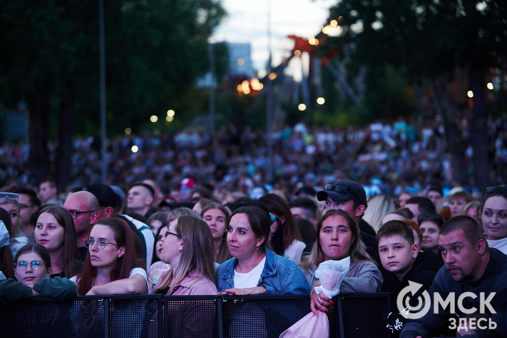Летним вечером омичи собрались на концерт известного певца NЮ . Разогреть публику перед выступлением звезды вышел омский музыкальный проект DaMaxX &amp; Kate Fameli. Фото: Илья Петров
