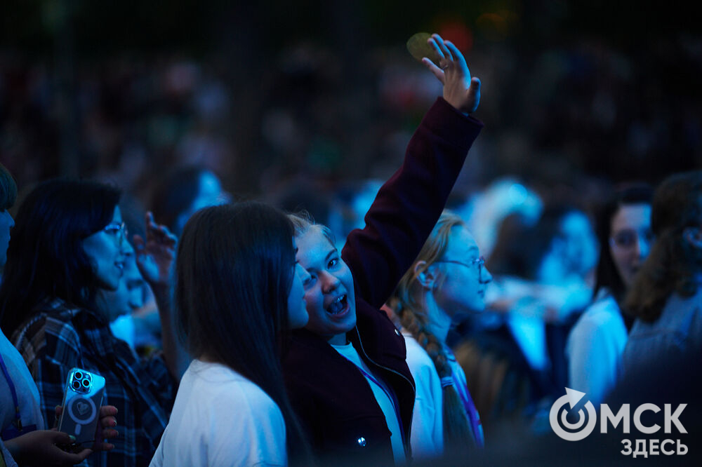 Летним вечером омичи собрались на концерт известного певца NЮ . Разогреть публику перед выступлением звезды вышел омский музыкальный проект DaMaxX &amp; Kate Fameli. Фото: Илья Петров