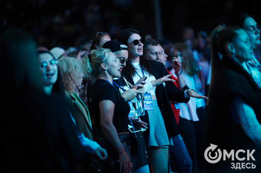 Летним вечером омичи собрались на концерт известного певца NЮ . Разогреть публику перед выступлением звезды вышел омский музыкальный проект DaMaxX &amp; Kate Fameli. Фото: Илья Петров