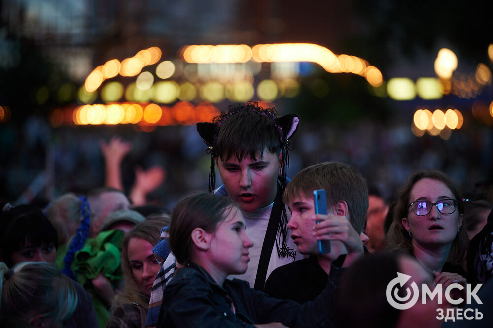 Летним вечером омичи собрались на концерт известного певца NЮ . Разогреть публику перед выступлением звезды вышел омский музыкальный проект DaMaxX &amp; Kate Fameli. Фото: Илья Петров